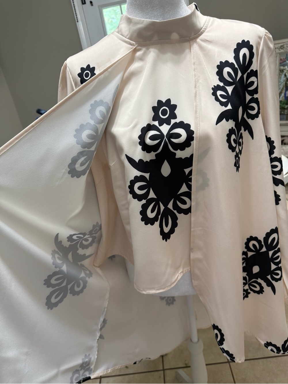 Ivory and Black Floral Embroidered Women’s Kimono Top Size 1XL - Picture 4 of 12